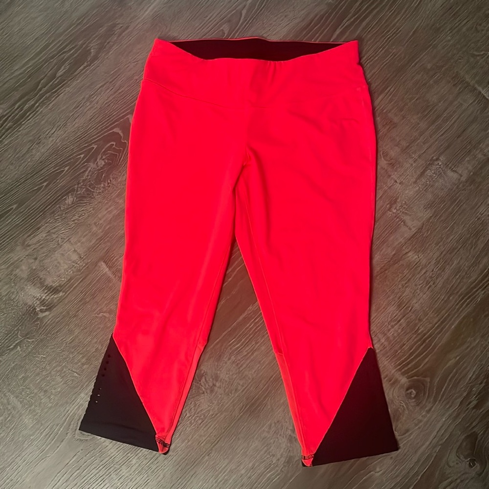 Livi active capris in great condition beautiful coral color with black